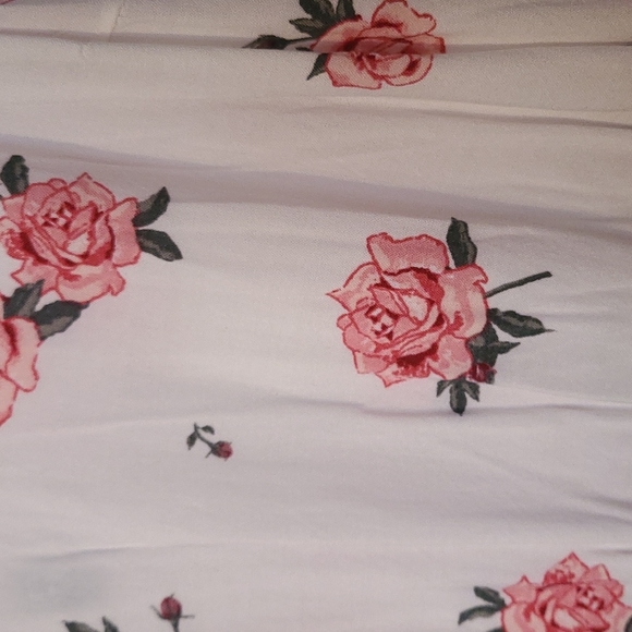 5/$25 Floral romper with pockets - Picture 2 of 4